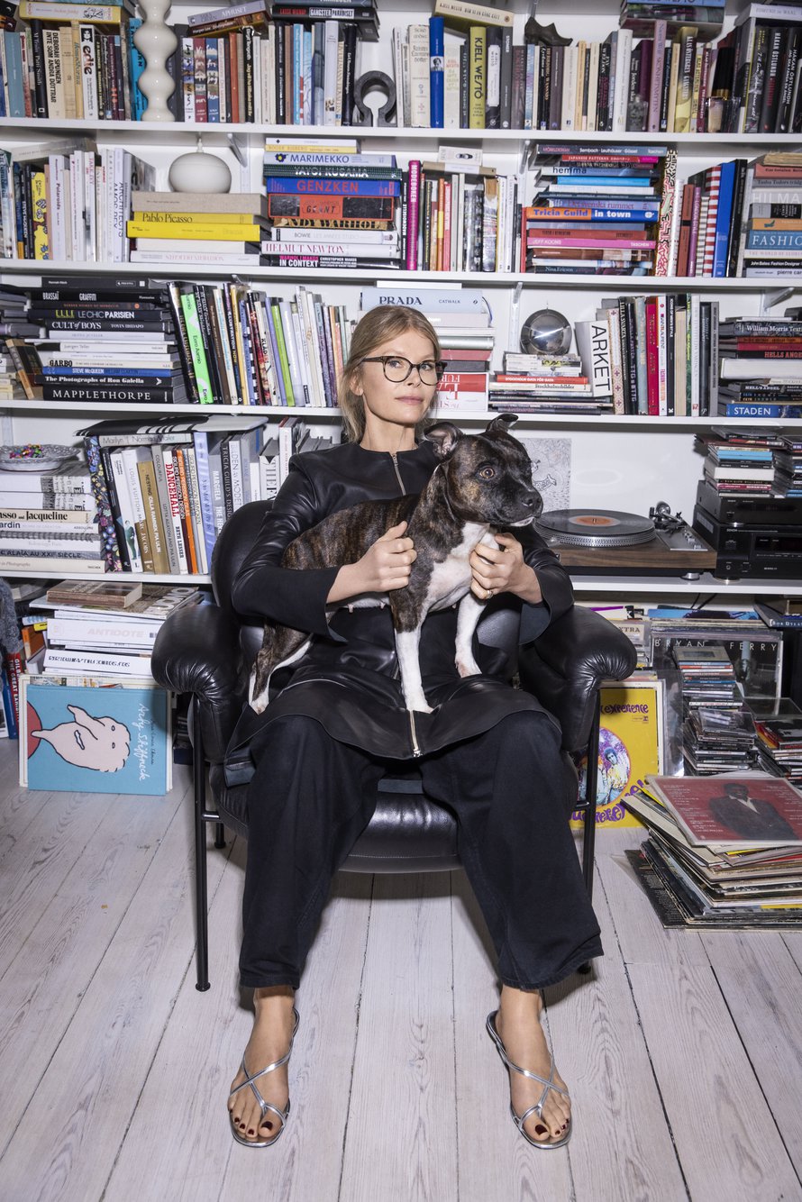 Design- ja taidekirjojen ohella Anna lukee paljon romaaneja ja dekkareita. Yksi hänen suosikkikirjailijoistaan on Kjell Westö. Sylissä staffordshirenbullterrieri Hilda.