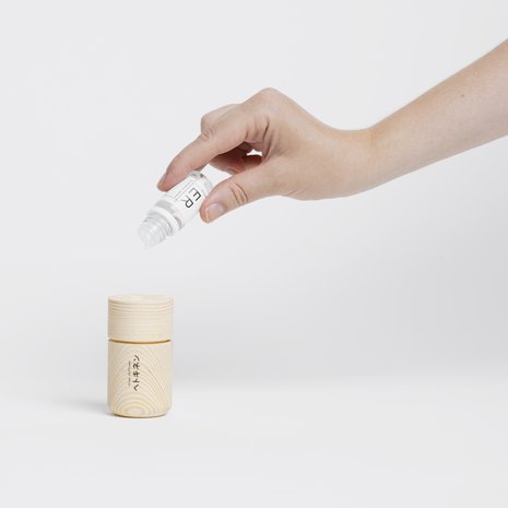 Hetkinen-sarjan mäntypuinen Drop- diffuuseri on Antrei Hartikaisen suunnittelema. Päälliosan uurteeseen laitetaan tippa öljyä ja pullo säilyy diffuuserin sisällä. 19 e, finnish- designshop.fi.