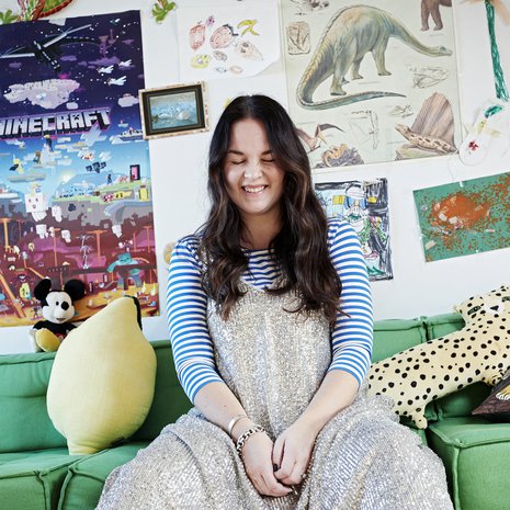  ”Glittermekon voi stailata sekä arkeen että juhlaan. Välillä tuntuu, että mekko on liikaa juhliin, mutta arjessa se menee hyvin.” Mekko Zara, paita Cos, tennarit Converse. 