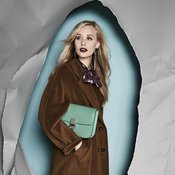 Kaksirivinen villakangastakki 635 e, Weekend by MaxMara Helsinki. Carvenin pusero 305 e, Mycoko. Korvakoru 12,99 e, Mango. Célinen Classic Medium - laukku 3 100 e, Luxbag.