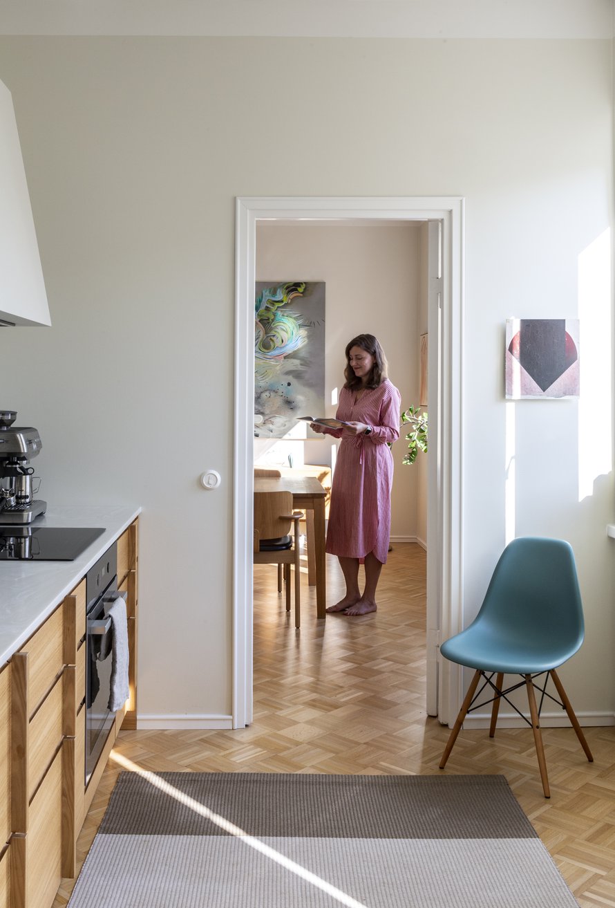  Tuuli Kousa halusi säilyttää asunnon alkuperäisen pohjaratkaisun. Siksi keittiötä piti miettiä huolella. Huone on pitkulainen, ja vesijohtojenkin takia taso sopi vain yhdelle seinälle. "Suuri peili tuo keittiöön valoa ja tilan tuntua. Kokatessakin voi katsoa ikkunoista avautuvia maisemia."