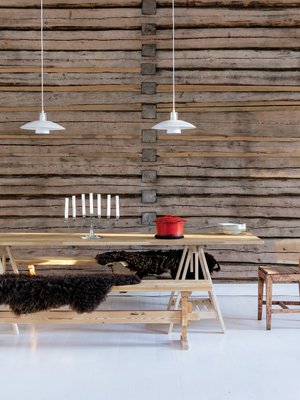 Koulun isoimman luokkahuoneen remontti valmistui viime vuonna. Ruokapöydän kansilevy on tammea, pukkijalat Ikeasta. Kynttelikkö on peritty, vanha muistoesine. Pöydän päässä on lastenlasten käyttämä Ben af Schultén Artekille suunnittelema syöttötuoli 616.