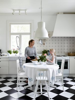  Helkan toive keittiöön oli salmiakkilattia, joka toteutettiin Bauhausin lattialaatoilla. Seinään valittiin Kaakelikeskuksen välimerellinen kaakelimalli. Kaapistot ja valaisin Ikeasta.