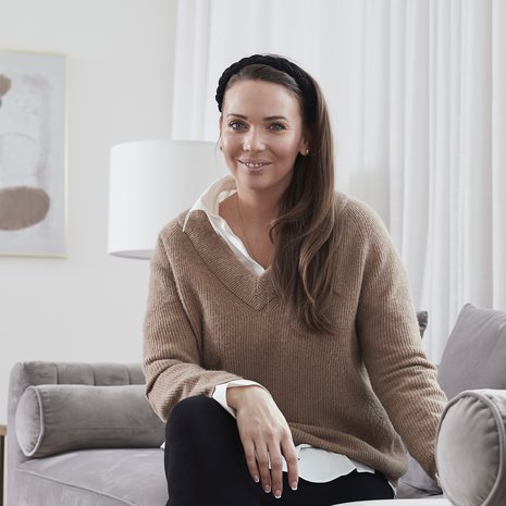 Legginsit on ostettu H&M:ltä monta vuottasitten. ”Kallis hinta ei ainatarkoita laatua ja pitkää käyttöikää. Tärkeintä on, että vaatetta oikeasti käyttää.”  Kauluspaita on Nanson, neule Balmuirin ja tennarit Adidaksen. Huono hiuspäivä pelastuu hiuspannalla.