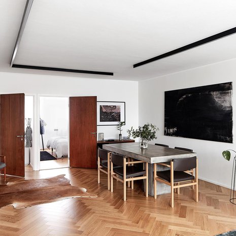 BETONIPÖYTÄ  on BoConceptin ja ulkokäyttöön tarkoitettu. Pyrhöset asuvat ensimmäisessä kerroksessa, jonne painava pöytä saatiin kannettua. Hanna Pyrhönen verhoili osan ruokapöydän tuoleista kahteen kertaan, ennen kuin oli tyytyväinen lopputulokseen. Myös 1950-luvun nojatuoli on itse verhoiltu. Alkuperäiset väliovet vievät tyttären huoneeseen ja  vanhempien makuuhuoneeseen.