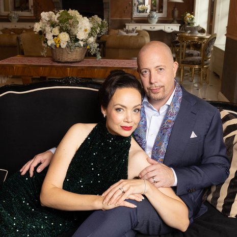 Terhi Majasalmi ja Matias Savolainen juhlivat 25 yhteistä vuottaan ystäviensä kanssa Italiassa. Terhin iltapuku on Riikka Couturen ja Matiaksen asu Vaatturiliike Saumasta.