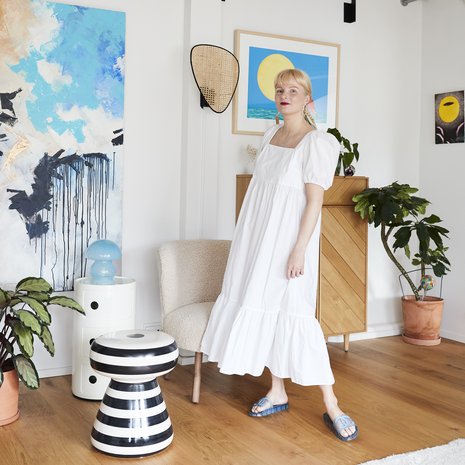 "Tunnen oloni itsevarmaksi tässä H&M:n popliinisessa valkoisessa mekossa. Palan helposti, joten se suojaa hyvin auringolta, mutta myös hengittää. Käytän mekkoa usein mökillä ja yhdistän sen Chanelin sandaaleihin. Tosin mökillä kuljen usein paljain jaloin."