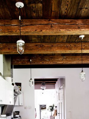 <p><p>Nina ja perheen kodin keittiölle antaa ilmettä tummaksi sävytetty katto paksuine parruineen. Ninan maalaisindustrialismiksi kutsumaan sisustustyyliin kuuluu puun ja teräspintojen yhdistely ja mielenkiintoiset yksityiskohdat kuten navettavalaisimet.</p></p>