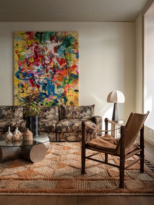 Suuri matto luo kodikkuutta ja kokoaa kalusteet yhteen. Kuva Dusty deco. 