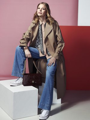 Leveät lahkeet ovat kevään hitti. Totemen trenssi 720 e, Beam. Paita-pusero 355 e, Weekend by MaxMara Helsinki. Leveälahkeiset farkut 59,99 e, Esprit. Korvakorut 19 e, & Other Stories. Rannekorut 7,99 e ja 12,99 e, H&M. Laukku 985 e, MaxMara Helsinki. Conversen tennarit 79 e, Nilson Shoes.