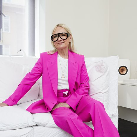  "Ostin MSGM-merkkisen puvun mieheni 60-vuotisjuhliin. Hauskaa on se, että aina kun tämä on ylläni, miehet kommentoivat, että onpa hyvännäköinen asu. Pidän siitä, että koko asu on samaa väriä päästä varpaisiin - niinpä Balenciagan lenkkaritkin ovat pinkit."