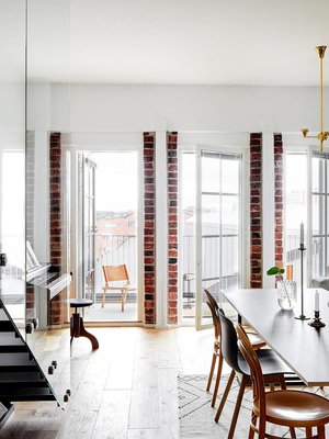 Ruokatilan pöytä koottiin jo vanhassa kodissa olleista Bedesignin pukkijaloista, joiden päälle sahautettiin sopivan kokoinen vanerilevy. Tuolit Anna on koonnut vuosien mittaan, muutama on kirpputorilta, mustat Hayn ja Eamesien tuoleja. Mum’sin matto on Saanan ja Ollin suunnittelema.