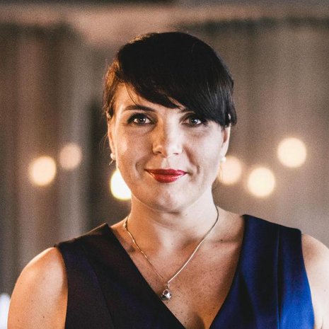 Katin kantapaikkoihin kuuluu Scarlett-viinibaari Pullman-hotellin 37. kerroksessa.