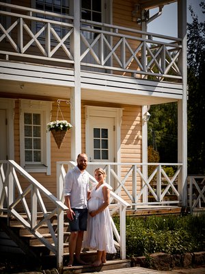 Anni ja Saku ovat onnellisia suuresta elämänmuutoksestaan ja päätöksestä muuttaa kaupungista maalle Haminan Metsäkylään.