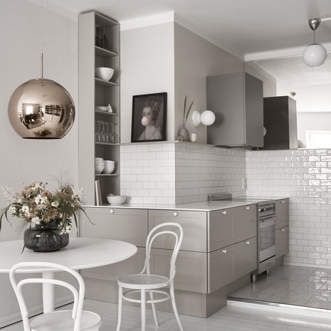 Yläkaapittomuus ja peili tekevät keittiösyvennyksestä keveän. Liesituuletinkaappi on Nixin mallistoa, ja seinävalaisimet ovat Ikean. Kukkakimppu on Johanna Pauliina Designin toteuttama.