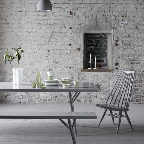 Iittalan Aalto-maljakko on lukijoiden suosituin designesine. Myös Iittalan astioita on monilla. Ilmari Tapiovaaran Mademoiselle-tuolia ei kovin monella ole, mutta siitä kyllä haaveillaan. Kuva: <span class="photographer">Iittala</span>