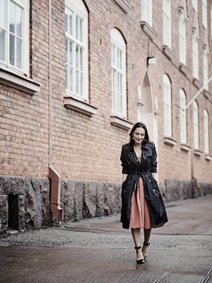 Siira on perinyt mustan Burberryn trenssitakin äidiltään. Mekko Alysi.