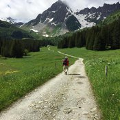 Patikoijien määränpää on taustalla näkyvä Col de la Croix du Bonhomme.