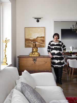 Viveka Uusivirta omistaa sisustusliike Casuarinan. Kullattu Buddha on Burmasta ja arkku Indonesiasta. Seinävalaisin Flos.