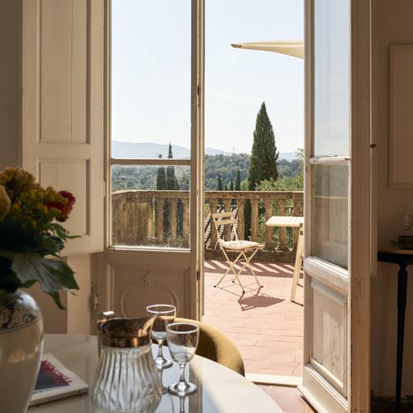 Sypressien ja viinitarhojen keskellä kohoava Villa Coccinella huokuu toscanalaista rauhaa. Heti villaan astuttuaan Jaakko ja Yulia tiesivät, että tämä olisi heidän kotinsa.