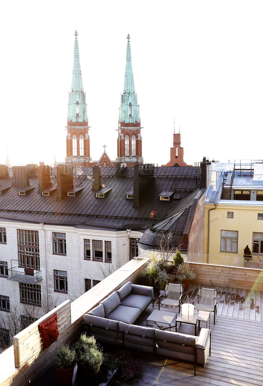 Kodin hulppealta kattoterassilta on näkymä yli Helsingin.