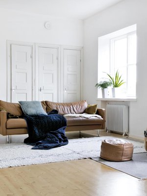 Olohuoneeseen hankittiin Furninovan sohva Vepsäläiseltä. Isamo Noguchin riisipaperivalaisin ja Artekin 401-tuoli ovat löytöjä Tori.fistä. Vaalea matto on tuliainen Marokosta. Taulu on Matti Hintikan Idaho-litografia. Maiju Luukka kertoo kaipaavansa huoneeseen lisää taidetta, erityisesi veistoksia.