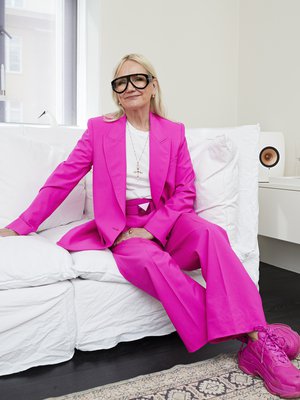  "Ostin MSGM-merkkisen puvun mieheni 60-vuotisjuhliin. Hauskaa on se, että aina kun tämä on ylläni, miehet kommentoivat, että onpa hyvännäköinen asu. Pidän siitä, että koko asu on samaa väriä päästä varpaisiin - niinpä Balenciagan lenkkaritkin ovat pinkit."