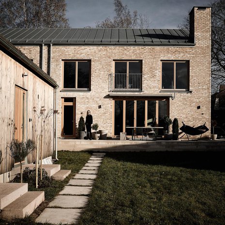 Äijälät syövät usein takapihan terassilla. Aurinkoisella säällä terassin päälle lasketaan Markilux-markiisi. Pihalle on suunnitteilla verstaan ja kasvihuoneen yhdistelmä.