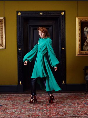 Leigthton Housen Silkkihuoneen seinillä oli aikalaisten maalauksia. Mekko 1 550 e ja housut 1 905 e, Magda Butrym, kengät Christian Loboutin/Roland Mouret, hinta tiedusteltaessa. Korvakorut 201 e ja 167 e, sormus 127 e, kaikki Astley Clarke.