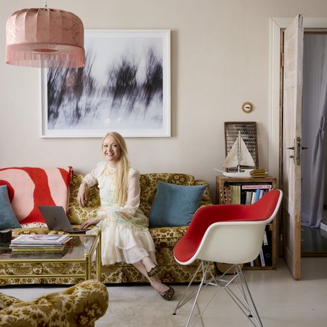 Sohvakalusto on pariskunnan stylistiystävän, Tommy Kilposen, kirpputorilöytö. Valokuvateos on osa Jyrin Kalmankaltio -sarjaa. Monet Eveliinan kirjoista ovat syntyneet sohvalla, myös maaliskuun alussa ilmestyvä historiallisen romaanitrilogian ensimmäinen osa Helga (Into Kustannus), joka kertoo käsityöläisnaisista ja muodin voimasta.