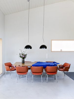 Kodin seinät ovat STO:n hiertolaastia, joka taittuu aavistuksen harmaaseen. Pinta on helppohoitoinen, koska elämisen jäljet voi pestä juuriharjalla pois. Ruokailuryhmän pöytänä on mummolan vanha  kunnostettu mankelin kansi, johon hitsattiin jalat. Pöydän ympärillä on Kemiran konttorista poistetut Kilta-tuolit. 