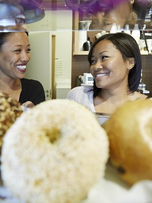 Sharron (vas.) ja Brenda Todd. 