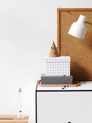 Baarituoli ja ruuturasia Formverkista, valkoinen laatikosta ja korkkitarjotin Artekista. Kuviollinen lahjarasia papershopista ja korkkikartio Vialesta. Ilmoitustaulu ja valaisin Olkkarista.