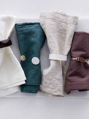 Pellavaservietit Stockmann ja H&M Home, käsikorut H&M ja Glitter. Kuva Anna Huovinen, 