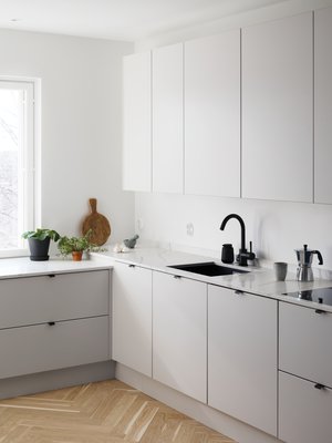 Musta allas on Lapetek Blanco ja hana Tapwellin. Allaskaappien vetimet Beslag Design.