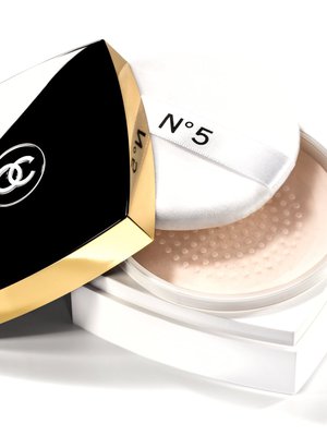 Chanel n:o 5 Loose Powder, 75,95 e/145g, www.transmeri.fi. Kuva: <span class="photographer">Valmistaja</span>