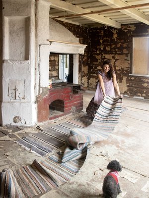 Viime vuonna Hanna osti Hangon Täktomista vanhan hirsitalon ja sai kaupan päälle metrikaupalla räsymattoja. Retroessun hän hankki Ansa Second Handista Helsingin Kalliosta. Tuvassa viihtyy myös 13-vuotias Lilo-koira.