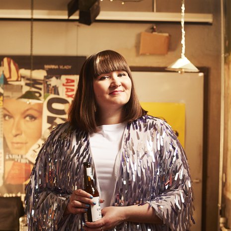 Paljettitakin Anna Brotkin hankki Beyoncé-bileisiin Facebook-kirppikseltä ja se nähtiin myös Aikuiset-sarjassa. 