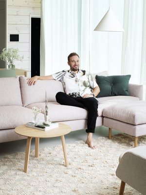 Juuso ja hänen puolisonsa halusivat lapsiperheen kotiin väriä. Vaaleanpunaisen ja vihreän eri sävyt toistuvat kodin yksityiskohdissa. Olohuoneen sohva Kuusilinna, matto Anno Collection.