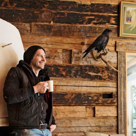 &rdquo;Tyylik&auml;s korppi on lempilintuni. Meill&auml; Suomessa ne ovat pahanilmanlintuja, mutta niiden raakkuminen voidaan tulkita my&ouml;s onnea tuottavaksi.&rdquo;