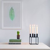 Kubusta saa mustana, valkoisena, nikkelin- ja kuparinvärisenä. Kubus neljälle kynttilälle, 129 e, Finnish Design Shop. Kuva: <span class="photographer">By Lassen</span>