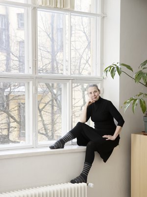 Hanni Koroman Kruununhaan työhuoneen ikkunoista tulvii valoa.