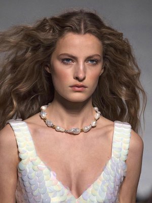 Permanentti tekee paluun. Muotikuvissa ja catwalkeilla näkyy pitkän suoran kauden jälkeen taas kiharaa. Se enteilee permanentin paluuta, pitkästä aikaa. Nimeä on välillä yritetty uudistaa rakennekäsittelyksi ja miksi milloinkin, mutta mitä vikaa on permanentissa? Tosin se ei enää tarkoita hieman palanutta hiussäkkärää vaan hyväkuntoista, loivaa tai tiukempaa kiharaa. Suomessa sataa talvella koko ajan jotain märkää, joten föönaukset ja kiharrukset joko kastuvat tai latistuvat myssyn alla. Ratkaisu pulmaan on