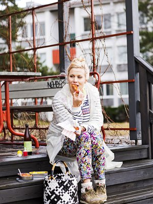 Kokki Meri-Tuuli Lindström nautti makkarapiknikin kotipihansa grillipaikalla Roihuvuoressa. 