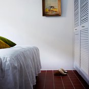 Pellavakankainen helmalakana 59,90 e, H&M Home. Tyynyt kuvausrekvisiittaa. Vaatekaappien mäntypuusäleovet ovat Bauhausista ja ne on maalattu vaaleanharmaaksi. Lattian kivipuristelaatat 15 x 15 cm, Kaakelikeskus.