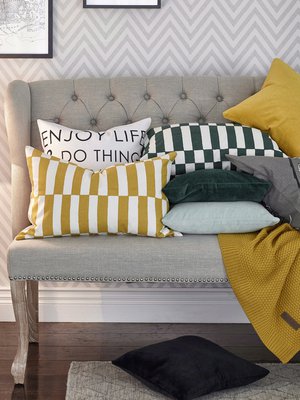 Edulliset sohvatyynyt syksyn trendiväreissä voivat olla ihan fiksu ostos. Kuva: <span class="photographer">Ellos</span>