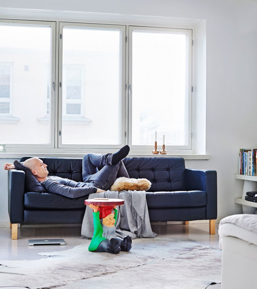 Mikko Vesanen pohtii usein ty&ouml;hommia sohvallaan, josta avautuvat katto&shy;n&auml;kym&auml;t Punavuoreen. "Oudoin esineeni on Philippe Starckin Kartellille suunnittelema Attila-tonttup&ouml;yt&auml;. Se on jotenkin perverssi esine ja ristiriidassa pelkistetyn tyylini kanssa. Kodissa pit&auml;&auml; ehdottomasti olla jokin ristiriitaisia tunteita her&auml;tt&auml;v&auml; esine", Mikko sanoo.&nbsp;
