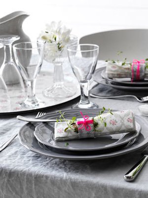 <p><p>Kultsi, kutistin kakarat ja tein meille romanttisen aamiaisen… Eli suomeksi sanottuna lapset hoitoon ja pitkän kaavan aamiainen oman kullan kanssa. Huomaa pöydässä olevat syötävät kasvit. Kuva: <span class="photographer">Ikea. </p></p></span>