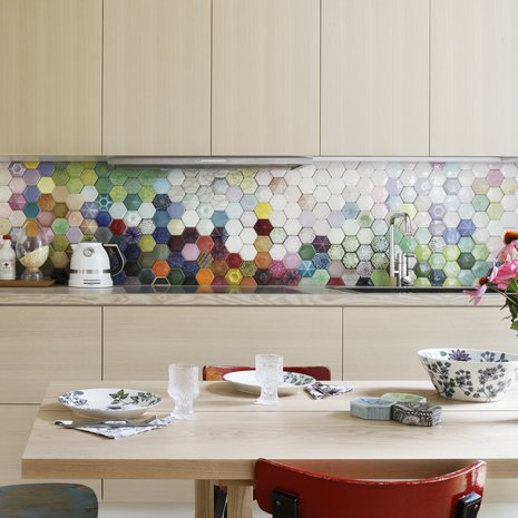 Keittiönsä välitilan keramiikkataiteilija Heini Riitahuhta sommitteli töistään tutuista kuusikulmaisista heksagoniosista. Pöydällä Heinin Arabialle suunnittelemaa Runo-sarjaa. Värilliset keramiikkarasiat hän suunnitteli näyttelyyn Japaniin. Keittiön saarnikaapit ja pöydän toteutti Punavuoren puuhevonen.