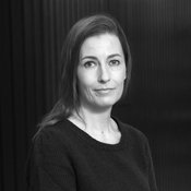 Nønne Prisle on menestynyt tutkija, dosentti ja tiimin johtaja. Mutta hän on myös työskennellyt muun muassa muotiketjun vaatemyyjänä ja tiskijukkana, opiskellut niin luonnontieteitä kuin taideaineitakin. Fysiikkaa hän sanoo opiskelleensa siksi, että piti sitä riittävän vaikeana.